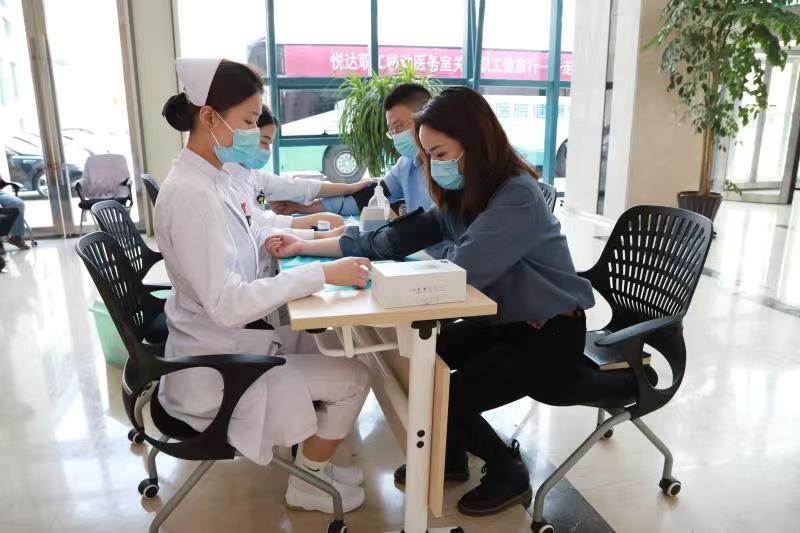 征途国际职工移动医务室关爱职工健康行—走进资本公司1.jpg